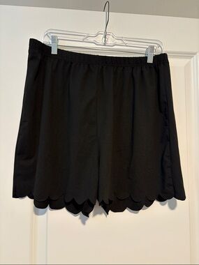 SHEIN Women’s Black Scallop Hem Shorts size XXL
